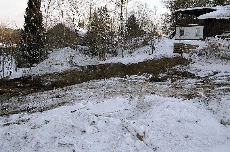 PICT9106.JPG - Ny snöhög i hörnet på tomten, undrar när det kommer att vara nedsmält?
